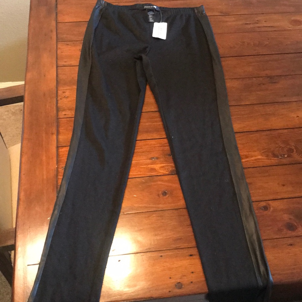 *NWT* Forever 21 size medium black leggings